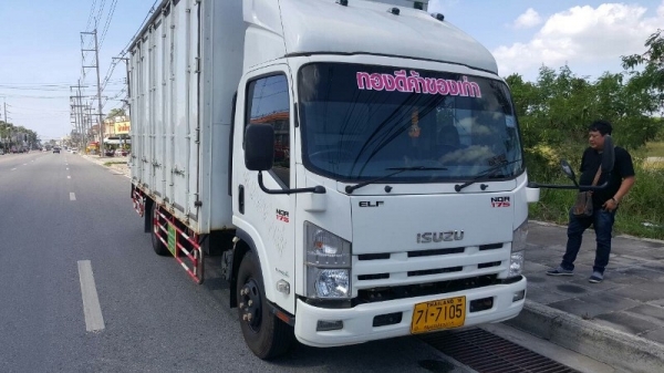ขายด่วนรถ 6 ล้อ ISUZU NQR175แรงม้า รถห้างแท้ สภาพป้ายแดง วิ่ง 2X,XXXX ปี 2556 ตู้แห้งบรรทุกประตูเปิด 10 บาน