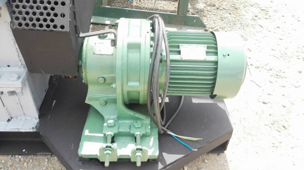 ** Sold ** เครื่องม้วนประกอบใหม่ 100\% ขนาด 4 ฟุต เพลาตันม้วนหนา 12 มม.เกียร์ Sumitomo 5 HP 380V เอางานมาเทสก่อนได้!!