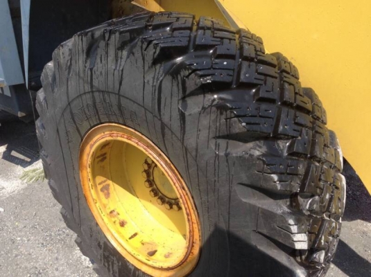 Komatsu WA300-3E เก่าญี่ปุ่น สภาพดีพร้อมใช้งาน โทร.090-986-2521 อ๊อบ Komatsu WA300-3E เก่าญี่ปุ่น สภาพดีพร้อมใช้งาน โทร.090-986-2521 อ๊อบ