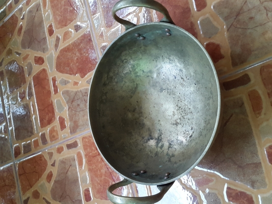 ถาดทองเหลือง ลายดอกกุหลาบ 12 นิ้ว ใบละ 1,300 กะทะทองเหลือง 7 นิ้ว หนาๆๆ เบอร์ 9 ใบละ 1,200