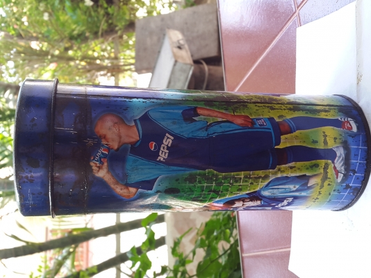 กระป๋องเป็ปซี่ งานสังกะสี ฟุตบอลโลก 2002 งานเก่า 10 กว่าปี สูง 12 นิ้ว เหมาะสะสม มีใบเดียว 100 -