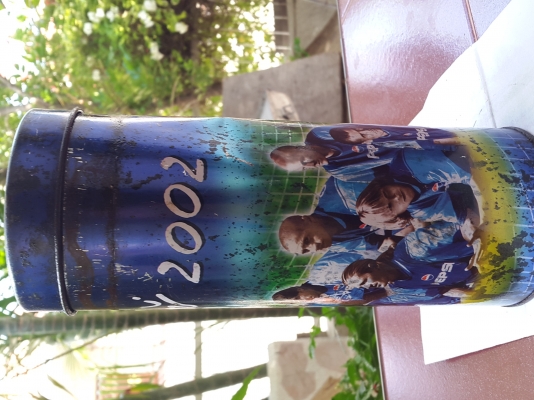 กระป๋องเป็ปซี่ งานสังกะสี ฟุตบอลโลก 2002 งานเก่า 10 กว่าปี สูง 12 นิ้ว เหมาะสะสม มีใบเดียว 100 -