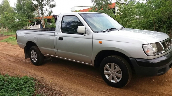 รถนิสสันปี2000 เครื่องดี แชสชีสวย เสริมแหนบ ยางดีสี่เส้นพร้อมยางอะไหล่ มีแมกไลเนอร์ พวงมาลัยเพาเวอร์ แอร์เย็น สีสวยทั้งคัน รถพร้อมใช้มาก ขาย130000 ราคาต่อรองได้ หรือดาวน์ 10000 ออกรถได้ครับ