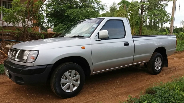 รถนิสสันปี2000 เครื่องดี แชสชีสวย เสริมแหนบ ยางดีสี่เส้นพร้อมยางอะไหล่ มีแมกไลเนอร์ พวงมาลัยเพาเวอร์ แอร์เย็น สีสวยทั้งคัน รถพร้อมใช้มาก ขาย130000 ราคาต่อรองได้ หรือดาวน์ 10000 ออกรถได้ครับ