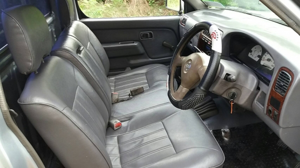 รถนิสสันปี2000 เครื่องดี แชสชีสวย เสริมแหนบ ยางดีสี่เส้นพร้อมยางอะไหล่ มีแมกไลเนอร์ พวงมาลัยเพาเวอร์ แอร์เย็น สีสวยทั้งคัน รถพร้อมใช้มาก ขาย130000 ราคาต่อรองได้ หรือดาวน์ 10000 ออกรถได้ครับ