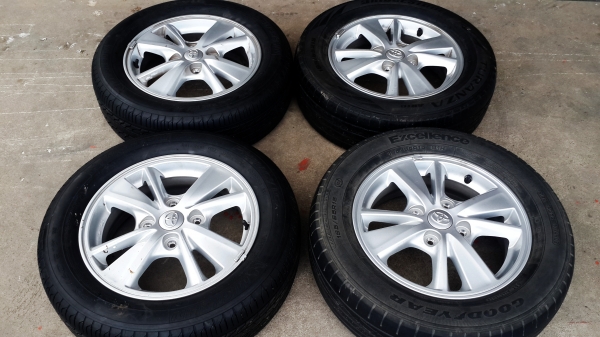 ล้อ Toyota ขอบ 15 4รู114 แถมยางพร้อมใช้งาน