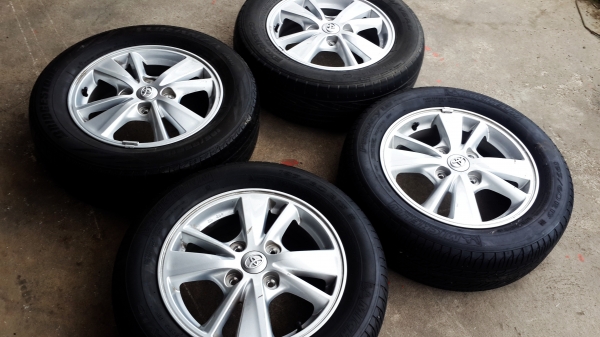 ล้อ Toyota ขอบ 15 4รู114 แถมยางพร้อมใช้งาน