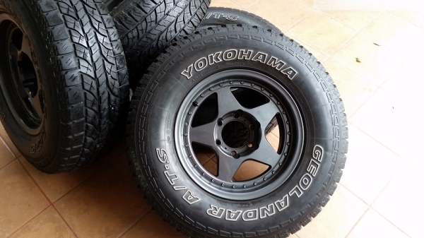 ล้อขอบ 16 กว้าง 8 นิ้ว ออฟ 0 พร้อมยาง yokohama 265 70 ปี 15 ครับ