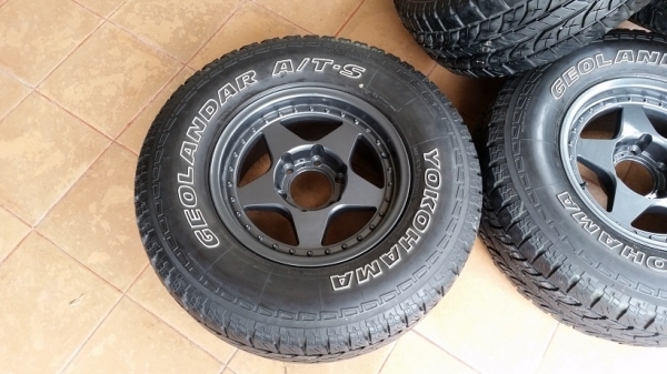 ล้อขอบ 16 กว้าง 8 นิ้ว ออฟ 0 พร้อมยาง yokohama 265 70 ปี 15 ครับ