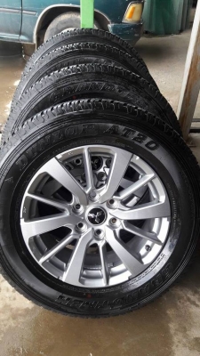 ขายล้อแม็กป้ายแดง mitsu pajero สีเงิน 18" ยางปี16 สนใจติดต่อ ตาเล็ก ล้อและยางครับ 081-3747940