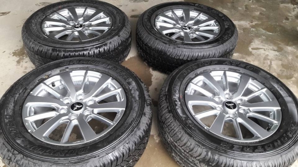 ขายล้อแม็กป้ายแดง mitsu pajero สีเงิน 18" ยางปี16 สนใจติดต่อ ตาเล็ก ล้อและยางครับ 081-3747940