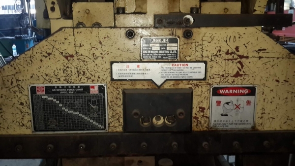 ขายครับขายเครื่องพับไต้หวัน มีดพับยาวประมาณ 1.5 m. แรงอัด 35 ตัน พับได้หนาประมาณ 4 mm.(มั่ง) ชัวร์ๆ ดูตามเพส เครื่องสวยๆ พร้อมใช้ 155000 บาท ยันเวลา 2 อาทิตย์ 0814583376 เอก ปทุม