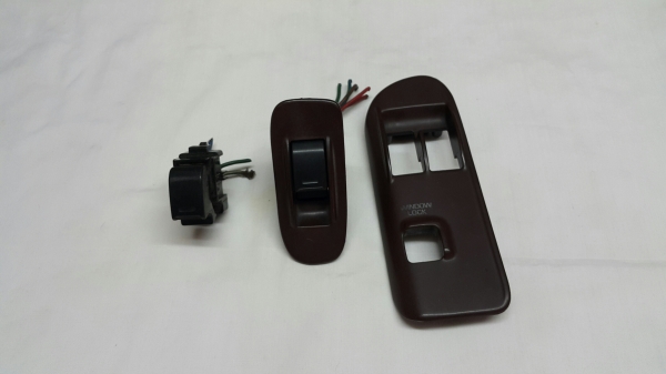 สวิชท์กระจกไฟฟ้า ฝั่งซ้ายด้านหน้า และ ฝาครอบสวิชท์ข้างประตูคนขับ รถตู้ Toyota LH112