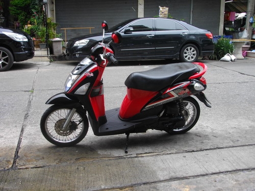 ขาย Let's หัวฉีด สีดำ-แดง ขับแค่8000โล เครื่องเดิมสุดยอดเยี่ยม รับประกันศูนย์5ปี ราคา 21500 บาท