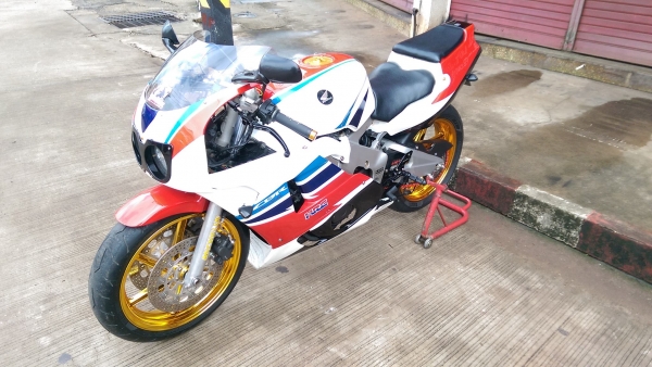 ขายคับ HONDA CBR400 ปี1992 สีสวย ของแต่งเต็ม ทะเบียนพร้อมโอนไม่ขาดต่อ ราคา 96500 บาท ส่งได้ทั่วไทยคับ รายการของแต่ง - เกียร์โยง 59bike - ท่อ k8 - ปั๊มแต่ง มือเบรคมือคลัช gale speed - ประกับแต่ง domino - ล้อชุบทอง - ไฟเลี้ยงแต่งหน้าหลัง สนใจติดต่อ 081-0578