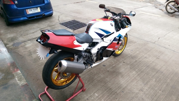 ขายคับ HONDA CBR400 ปี1992 สีสวย ของแต่งเต็ม ทะเบียนพร้อมโอนไม่ขาดต่อ ราคา 96500 บาท ส่งได้ทั่วไทยคับ รายการของแต่ง - เกียร์โยง 59bike - ท่อ k8 - ปั๊มแต่ง มือเบรคมือคลัช gale speed - ประกับแต่ง domino - ล้อชุบทอง - ไฟเลี้ยงแต่งหน้าหลัง สนใจติดต่อ 081-0578