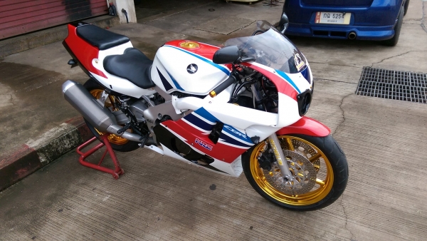 ขายคับ HONDA CBR400 ปี1992 สีสวย ของแต่งเต็ม ทะเบียนพร้อมโอนไม่ขาดต่อ ราคา 96500 บาท ส่งได้ทั่วไทยคับ รายการของแต่ง - เกียร์โยง 59bike - ท่อ k8 - ปั๊มแต่ง มือเบรคมือคลัช gale speed - ประกับแต่ง domino - ล้อชุบทอง - ไฟเลี้ยงแต่งหน้าหลัง สนใจติดต่อ 081-0578