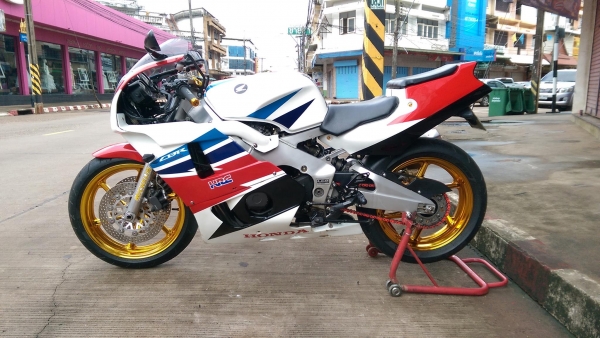ขายคับ HONDA CBR400 ปี1992 สีสวย ของแต่งเต็ม ทะเบียนพร้อมโอนไม่ขาดต่อ ราคา 96500 บาท ส่งได้ทั่วไทยคับ รายการของแต่ง - เกียร์โยง 59bike - ท่อ k8 - ปั๊มแต่ง มือเบรคมือคลัช gale speed - ประกับแต่ง domino - ล้อชุบทอง - ไฟเลี้ยงแต่งหน้าหลัง สนใจติดต่อ 081-0578