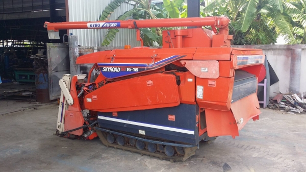 รถเกี่ยวข้าวพร้อมนวดข้าวในตัว แบบนั่งขับ เก่าญี่ปุ่น  KUBOTA รุ่น R1-16G เกี่ยวข้าว 2 แถว เครื่องยนต์ดีเซล มีชุดเกี่ยวข้าวล้ม มีท่อส่งข้าว