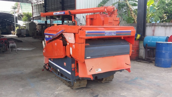 รถเกี่ยวข้าวพร้อมนวดข้าวในตัว แบบนั่งขับ เก่าญี่ปุ่น  KUBOTA รุ่น R1-16G เกี่ยวข้าว 2 แถว เครื่องยนต์ดีเซล มีชุดเกี่ยวข้าวล้ม มีท่อส่งข้าว