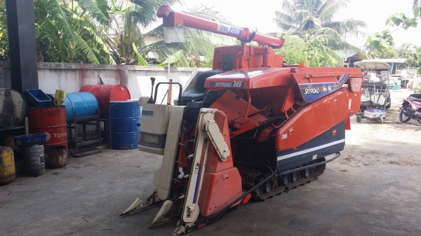รถเกี่ยวข้าวพร้อมนวดข้าวในตัว แบบนั่งขับ เก่าญี่ปุ่น  KUBOTA รุ่น R1-16G เกี่ยวข้าว 2 แถว เครื่องยนต์ดีเซล มีชุดเกี่ยวข้าวล้ม มีท่อส่งข้าว