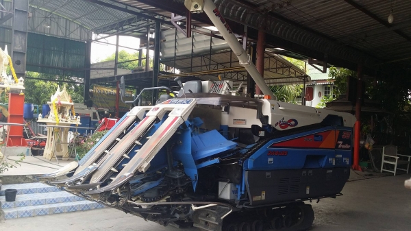 รถเกี่ยวข้าวพร้อมนวดข้าวในตัว แบบนั่งขับ เก่าญี่ปุ่น  ISEKI  รุ่น FRONTIER 33 เกี่ยวข้าว 3 แถว