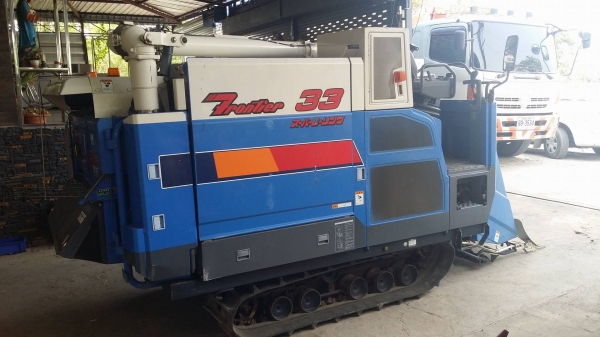 รถเกี่ยวข้าวพร้อมนวดข้าวในตัว แบบนั่งขับ เก่าญี่ปุ่น  ISEKI  รุ่น FRONTIER 33 เกี่ยวข้าว 3 แถว