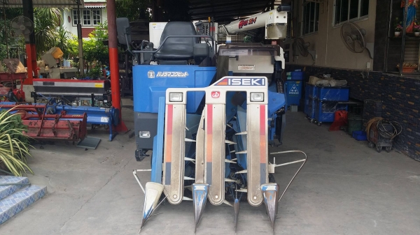 รถเกี่ยวข้าวพร้อมนวดข้าวในตัว แบบนั่งขับ เก่าญี่ปุ่น  ISEKI  รุ่น FRONTIER 33 เกี่ยวข้าว 3 แถว