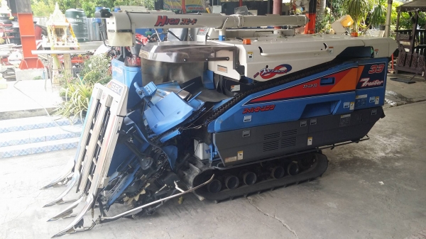 รถเกี่ยวข้าวพร้อมนวดข้าวในตัว แบบนั่งขับ เก่าญี่ปุ่น  ISEKI  รุ่น FRONTIER 33 เกี่ยวข้าว 3 แถว