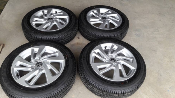 ขายล้อแม็กป้ายแดง honda jazz 15" ยางปี16 สนใจติดต่อ ตาเล็ก ล้อและยางครับ 081-3747940