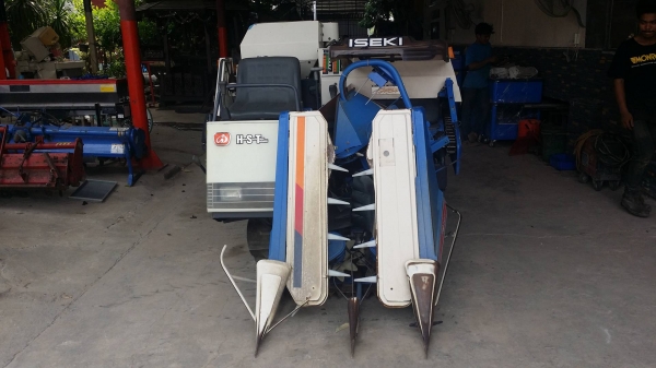 รถเกี่ยวข้าวพร้อมนวดข้าวในตัว แบบนั่งขับ เก่าญี่ปุ่น  ISEKI  รุ่น FRONTIER 18 เกี่ยวข้าว 2 แถว เครื่องยนต์ 3 สูบดีเซล