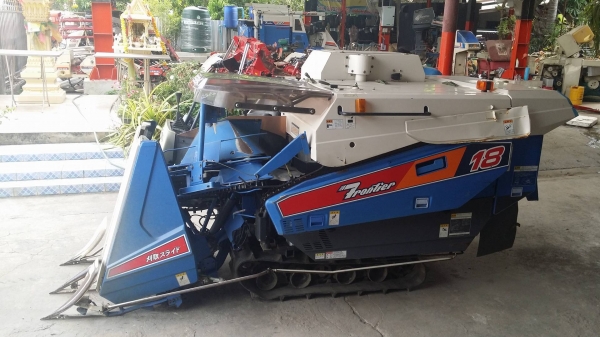 รถเกี่ยวข้าวพร้อมนวดข้าวในตัว แบบนั่งขับ เก่าญี่ปุ่น  ISEKI  รุ่น FRONTIER 18 เกี่ยวข้าว 2 แถว เครื่องยนต์ 3 สูบดีเซล
