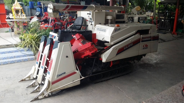รถเกี่ยวข้าวพร้อมนวดข้าวในตัว แบบนั่งขับ เก่าญี่ปุ่น  YANMAR รุ่น  CA210 เกี่ยวข้าว 3 แถว
