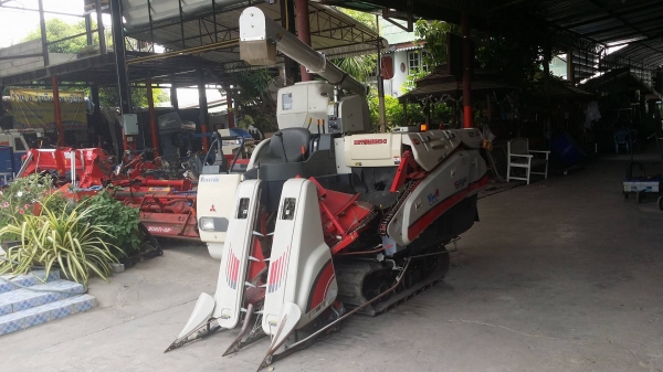 รถเกี่ยวข้าวพร้อมนวดข้าวในตัว แบบนั่งขับ เก่าญี่ปุ่น  MITSUBISHI รุ่น VM6 เกี่ยวข้าว 2 แถว