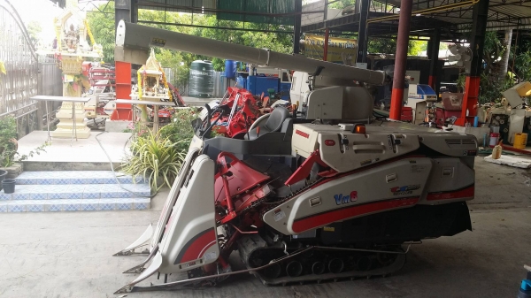 รถเกี่ยวข้าวพร้อมนวดข้าวในตัว แบบนั่งขับ เก่าญี่ปุ่น  MITSUBISHI รุ่น VM6 เกี่ยวข้าว 2 แถว