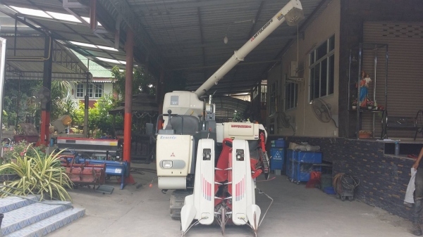 รถเกี่ยวข้าวพร้อมนวดข้าวในตัว แบบนั่งขับ เก่าญี่ปุ่น  MITSUBISHI รุ่น VM6 เกี่ยวข้าว 2 แถว