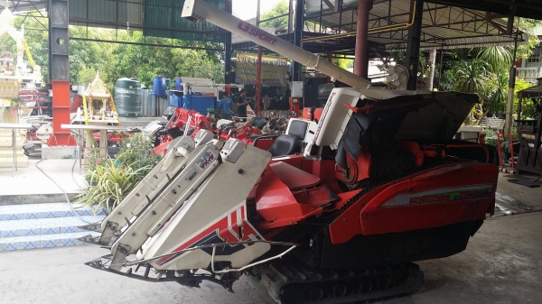 รถเกี่ยวข้าวพร้อมนวดข้าวในตัว แบบนั่งขับ เก่าญี่ปุ่น  MITSUBISHI รุ่น MC24G เกี่ยวข้าว 3 แถว
