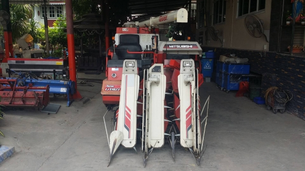 รถเกี่ยวข้าวพร้อมนวดข้าวในตัว แบบนั่งขับ เก่าญี่ปุ่น  MITSUBISHI รุ่น MC24G เกี่ยวข้าว 3 แถว