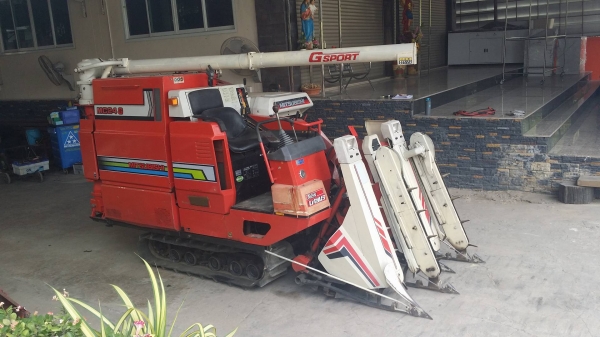 รถเกี่ยวข้าวพร้อมนวดข้าวในตัว แบบนั่งขับ เก่าญี่ปุ่น  MITSUBISHI รุ่น MC24G เกี่ยวข้าว 3 แถว