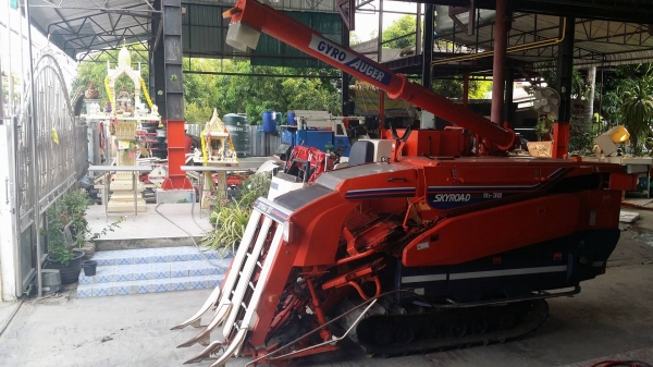 รถเกี่ยวข้าวพร้อมนวดข้าวในตัว แบบนั่งขับ เก่าญี่ปุ่น  KUBOTA รุ่น R1-30 เกี่ยวข้าว 3 แถว