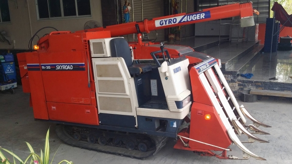 รถเกี่ยวข้าวพร้อมนวดข้าวในตัว แบบนั่งขับ เก่าญี่ปุ่น  KUBOTA รุ่น R1-30 เกี่ยวข้าว 3 แถว