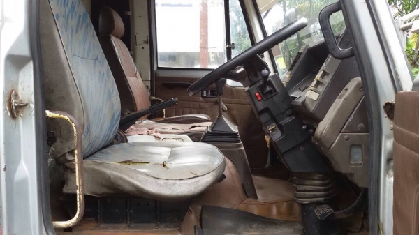 รถอีซูซุ 10 ล้อ บรรทุกน้ำมัน  FVZ  175 แรงม้า. ปี 33.    สนใจติดต่อ  081 - 6079515