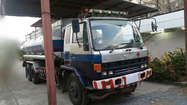 รถอีซูซุ 10 ล้อ บรรทุกน้ำมัน  FVZ  175 แรงม้า. ปี 33.    สนใจติดต่อ  081 - 6079515