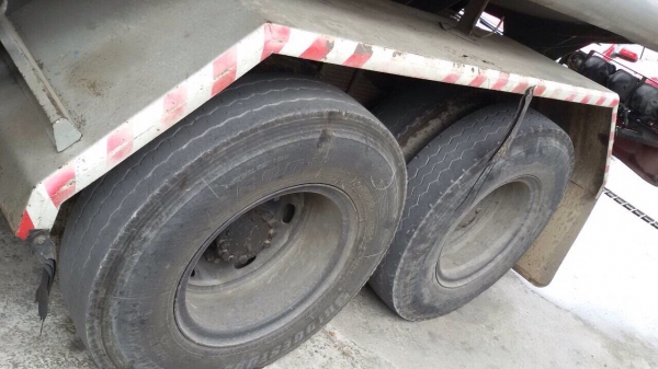 รถอีซูซุ 10 ล้อ บรรทุกน้ำมัน  FVZ  175 แรงม้า. ปี 33.    สนใจติดต่อ  081 - 6079515