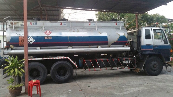 รถอีซูซุ 10 ล้อ บรรทุกน้ำมัน  FVZ  175 แรงม้า. ปี 33.    สนใจติดต่อ  081 - 6079515