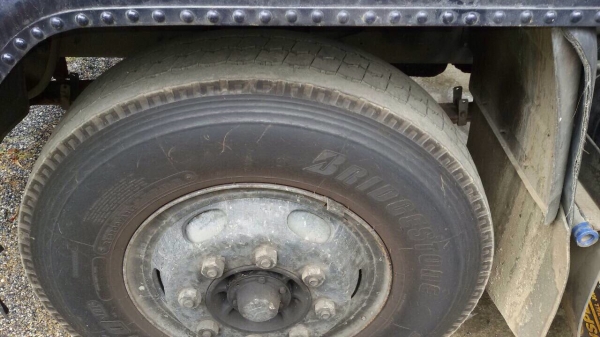 รถอีซูซุ 10 ล้อ บรรทุกน้ำมัน  FVZ  175 แรงม้า. ปี 33.    สนใจติดต่อ  081 - 6079515