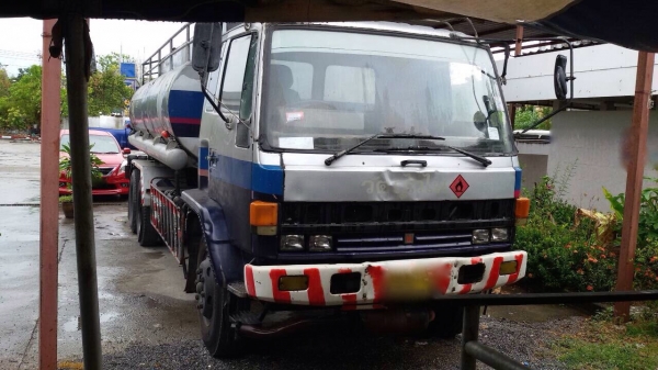 รถอีซูซุ 10 ล้อ บรรทุกน้ำมัน  FVZ  175 แรงม้า. ปี 33.    สนใจติดต่อ  081 - 6079515