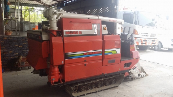 รถเกี่ยวข้าวพร้อมนวดข้าวในตัว แบบนั่งขับ เก่าญี่ปุ่น  MITSUBISHI รุ่น MC20G เกี่ยวข้าว 3 แถว