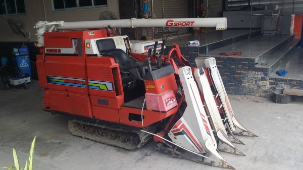 รถเกี่ยวข้าวพร้อมนวดข้าวในตัว แบบนั่งขับ เก่าญี่ปุ่น  MITSUBISHI รุ่น MC20G เกี่ยวข้าว 3 แถว