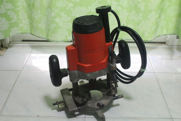 เครื่องเซาะร่อง(Router) 1/2 นิ้ว Maktec รุ่น MT360 (1,650w.)